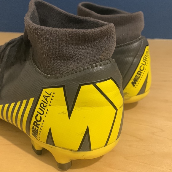 Soccer shoes, Nike Mercurial, Size 7 - Picture 2 of 4